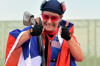 Na snímke slovenská strelkyňa Zuzana Rehák Štefečeková sa teší zo zisku zlatej medaily po triumfe vo finále trapu.