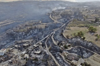 Pri požiaroch na juhu Turecka zahynuli traja ľudia, desiatky sú hospitalizované.