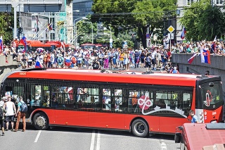 Bratislava 29.7.2021 o 13:50 hod.:
 Pri blokáde ulíc sa autobus zasekol pri otáčaní 
a demonštranti ho hodiny nepustili preč.