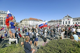 Z námestia pred Prezidentským palácom sa okolo 1 000 demonštrantov presunulo na blízke ulice a stopli premávku.