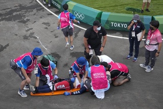 Na snímke zdravotníci ošetrujú Američana Connora Fieldsa po páde v semifinále na cyklistických pretekoch BMX na OH v Tokiu