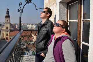 Na snímke pozorovatelia sledujú čiastočné zatmenie slnka na mestskej veži v Trnave v piatok 20. marca 2015.