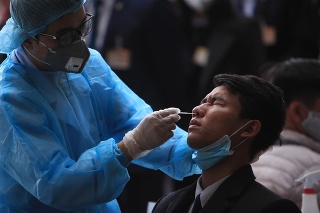 Testovanie na ochorenie COVID-19 vo vietnamskom hlavnom meste Hanoj.