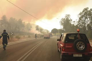 Hasiči zasahujú počas lesného požiaru pri obci Lampiri.