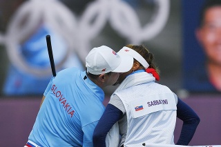 Na snímke slovenský golfista Rory Sabbatini  s caddym - manželkou Martinou sa bozkávajú po poslednom údere vo štvrtom kole turnaja mužov počas XXXII. letných olympijských hier v Tokiu.