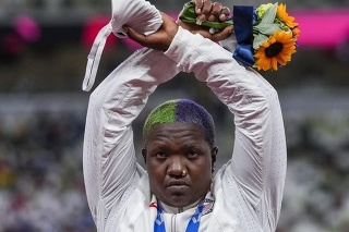 Strieborná olympijská medailistka vo vrhu guľou Raven Saundersová z USA absolvovala medailovú ceremóniu v Tokiu so zdvihnutými rukami v tvare písmena x. 