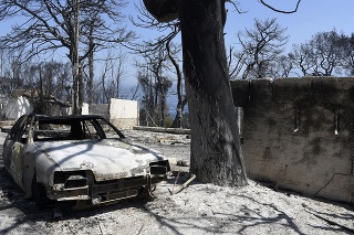 V dôsledku extrémneho sucha a silného vetra sa vymkol spod kontroly rozsiahly požiar na dovolenkármi vyhľadávanom ostrove Rodos.