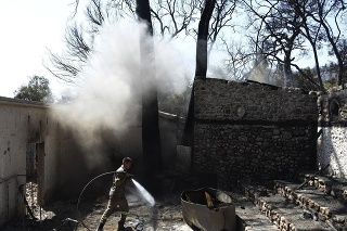 S požiarom naďalej bojujú hasiči. 