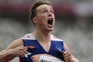 Nórsky atlét Karsten Warholm sa teší v cieli zo zisku zlatej medaily v behu mužov na 400 m cez prekážky vo svetovom rekorde 45,94 sekundy.