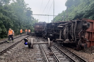 Nákladný vlak sa vykoľajil v stredu ráno pri Kralupoch nad Vltavou v Českej republike