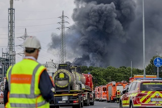 Polícia z neďalekého Kolína nad Rýnom oznámila, že na mieste výbuchu zasahujú hasiči a zdravotníci so sanitkami a vrtuľníkmi zo širokého okolia. 