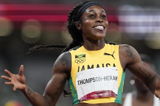 Jamajská šprintérka Elaine Thompsonová-Herahová reaguje po tom, ako získala zlatú medailu v behu na 200 m na OH 2020 v Tokiu.