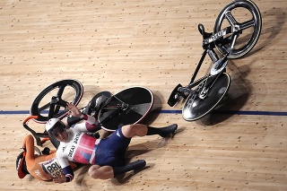 Holandská reprezentantka v dráhovej cyklistike Lauren van Riessenová mala počas štvrťfinálovej jazdy v keirine na XXXII. letných OH 2020 v Tokiu ťažký pád.