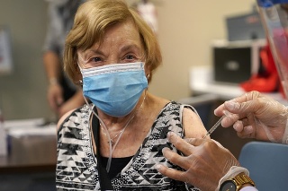 Vakcinácia v domovoch dôchodcov v USA chráni aj tých, ktorí neboli zaočkovaní