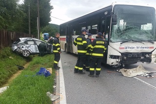 Osobné auto pri prejazde zákrutou dostalo šmyk a bokom narazilo do autobusu. 