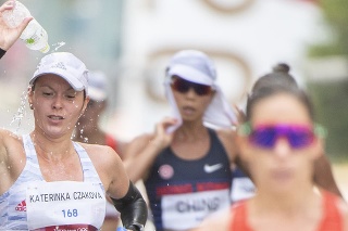 Na snímke vľavo slovenská reprezentantka v chôdzi na 20 km Mária Katerinka Czáková počas pretekov.