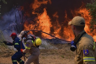 Hasiči bojujú s lesnými požiarmi.