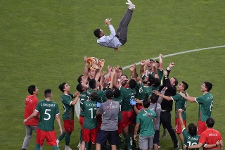 Mexickí hráči oslavujú po ich výhre nad Japonskom 3:1 v zápase o tretie miesto  Japonsko - Mexiko vo futbale mužov na OH 2020 v japonskom meste Saitama.