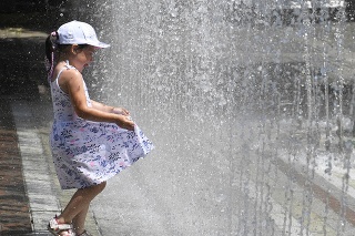 Dievčatko sa osviežuje vo fontáne