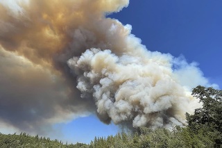 S lesným požiarom bojuje na západe USA vyše 20 000 hasičov.