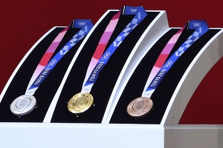 Na snímke slávnostná prezentácia kolekcie medailí rok pred začiatkom Hier XXXII. olympiády Tokio 2020 v Tokiu.