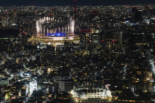 Ohňostroj nad Národným štadiónom počas záverečného ceremoniálu XXXII. letných olympijských hier v Tokiu 