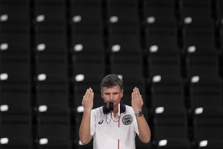 Slovenský arbiter Juraj Mokrý signalizuje v zápase A-skupiny Japonsko - Irán vo volejbale mužov na OH 2020.