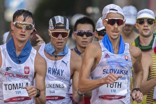 Na snímke vpravo slovenský reprezentant v chôdzi na 50 km Matej Tóth a vľavo neskorší víťaz poliak Dawid Tomala počas pretekov.