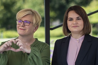 Na snímke líderka bieloruskej opozície a bývalá prezidentská kandidátka Sviatlana Cichanovská (vpravo) a litovská premiérka Ingrida Šimonyté počas zhromaždenia pri príležitosti prvého výročia sporných prezidentských volieb v Bielorusku, vo Vilniuse 9. augusta 2021. Líderka bieloruskej opozície Sviatlana Cichanovská na pondelňajšom zhromaždení vo Vilniuse prisľúbila, že bude pokračovať v boji za slobodu v Bielorusku.