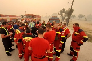 Slovenskí hasiči bojujú s ohňom v Grécku.