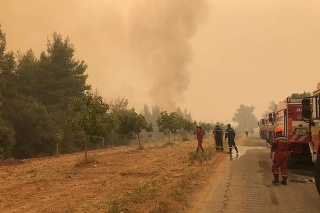 Slovenskí hasiči už niekoľko hodín zasahujú pri požiari na gréckom ostrove Eubója.