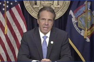 Guvernér amerického štátu New York Andrew Cuomo, ktorý čelí obvineniam zo sexuálneho obťažovania viacerých žien, oznámil, že odstupuje zo svojej funkcie. Na snímke z videozáznamu guvernér Andrew Cuomo oznamuje svoju abdikáciu v New Yorku 10. augusta 2021.