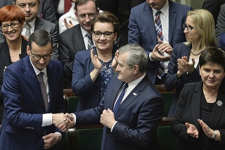 Poľský premiér Mateusz Morawiecki ustál hlasovanie o dôvere.