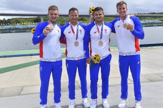 Na snímke slovenská posádka rýchlostných kanoistov K4 v zložení Samuel Baláž, Denis Myšák, Erik Vlček a Adam Botek sa teší s tímom zo zisku bronzovej medaily na 500 metrov počas XXXII. letných olympijských hier v Tokiu.