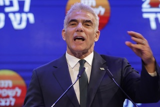 Líder strany Ješ Atid a exminister financií Jair Lapid.