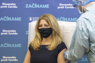 Prezidentka Čaputová počas očkovania proti ochoreniu COVID-19 v Univerzitnej nemocnici Bratislava (UNB) v Ružinove 27. decembra 2020. FOTO TASR - Dano Veselský