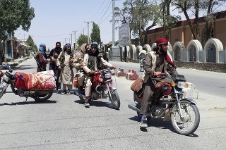 Islamistické hnutie Taliban obsadilo vo štvrtok 12. augusta strategické mesto Ghazní. Na zábere hliadkujúci bojovníci.