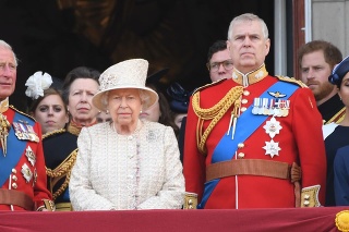 Princ Andrew (vpravo) spôsobuje svojej mame a bratovi Charlesovi problémy.
