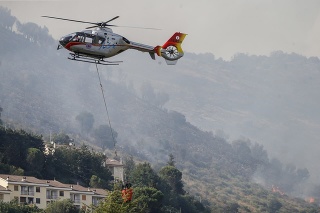 Taliansko sužujú lesné požiare na viacerých miestach krajiny.