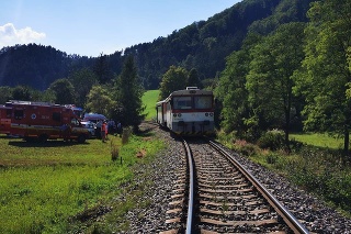 Zrážku s vlakom v Rajeckých Tepliciach-Poluvsí neprežili dve osoby.