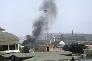 Dym stúpa vedľa veľvyslanectva USA v Kábule v Afganistane v nedeľu 15. augusta 2021.