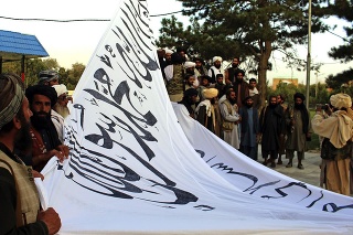 Bojovníci Talibanu vztyčujú svoju vlajku na juhovýchode Afganistanu.