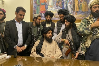 Taliban ohlásil víťazstvo z prezidentského paláca v Kábule.