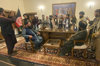 Taliban ohlásil víťazstvo z prezidentského paláca v Kábule.
