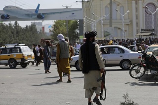 Bojovníci islamistického hnutia Taliban hliadkujú pred Medzinárodným letiskom Hámida Karzaja v Kábule.