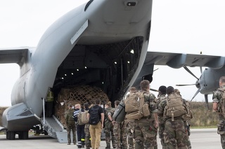 Francúzski vojaci, ktorí budú pomáhať evakuovať francúzskych občanov z Afganistanu, nastupujú do vojenského lietadla Airbus A400M na vojenskej základni v Orleans