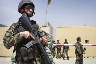 Afganský vojak hliadkuje pred vstupnou bránou na letisko v Kábule.