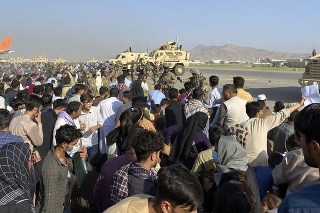 Stovky ľudí sa zhromažďujú pred medzinárodným letiskom v afganskom Kábule.