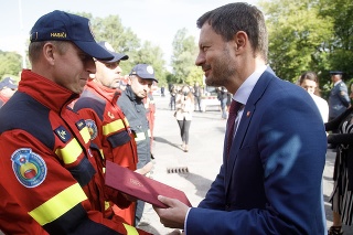 Premiér Heger na stretnutí s hasičmi.