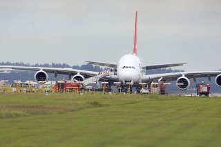 Najväčšie dopravné lietadlo sveta Airbus A380 austrálskej spoločnosti Qantas prišlo o jeden zo svojich motorov.